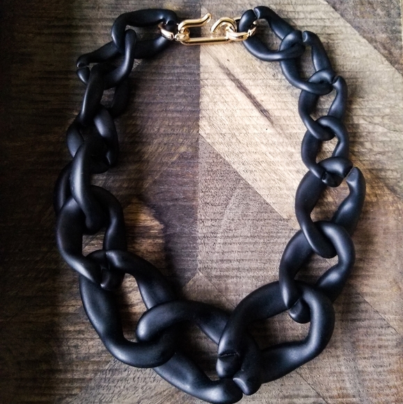 SOLD! Gorgeous, Lightweight Statement Necklace - Picture 1 of 2